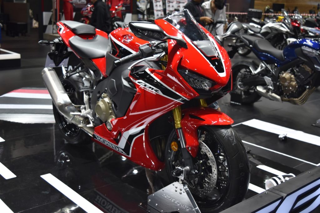 Honda CBR1000RR at BIMS 2017 front three quarter