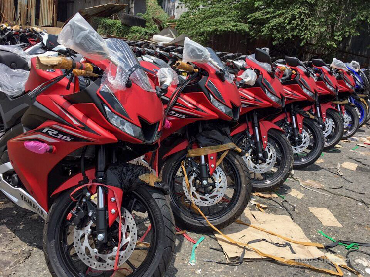 Yamaha R15 v3.0 Vietnam dealership front three quarter