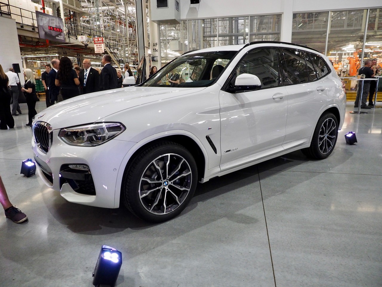2017 BMW X3 xDrive30d front three quarters left side