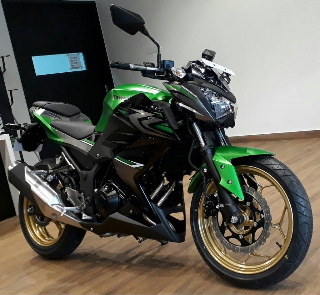 2017 Kawasaki Z250 dealership front three quarter right