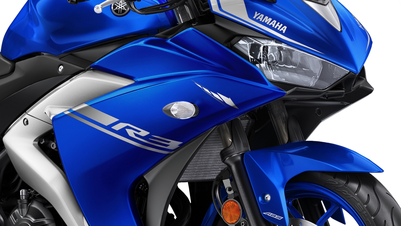 2017 Yamaha R3 Europe studio blue headlamp