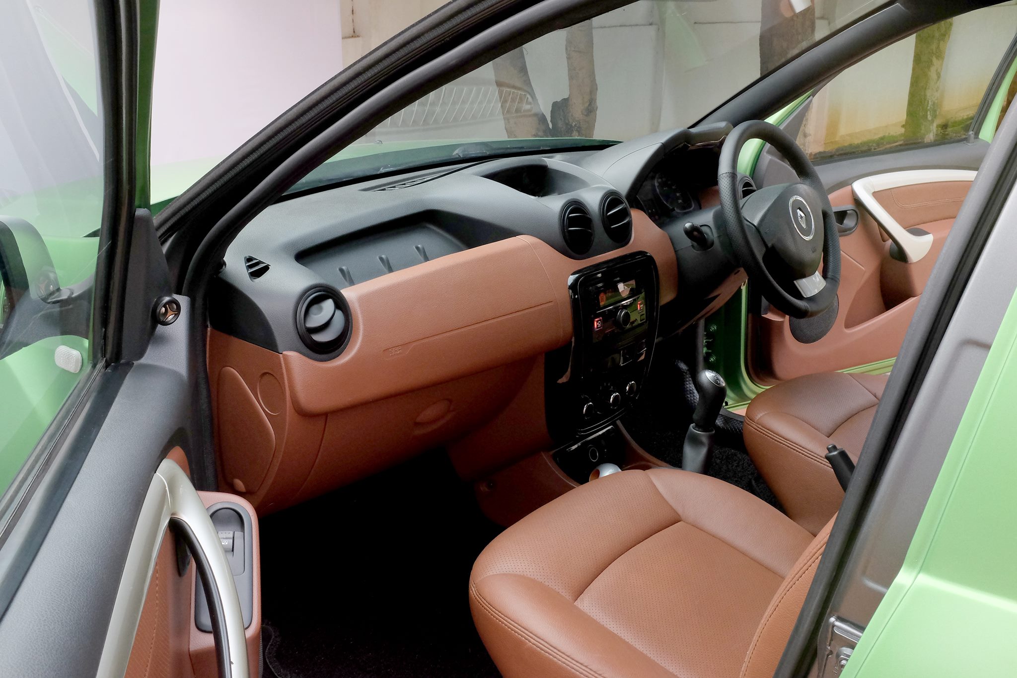 Custom Renault Duster by KitUp Automotive interior
