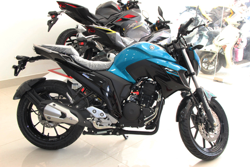 Yamaha FZ 25 dealership Vietnam side