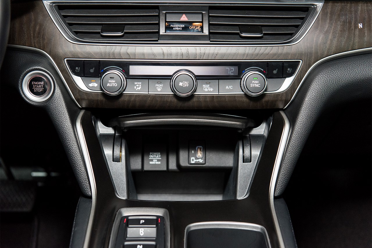 2018 Honda Accord 2.0T Touring lower centre console