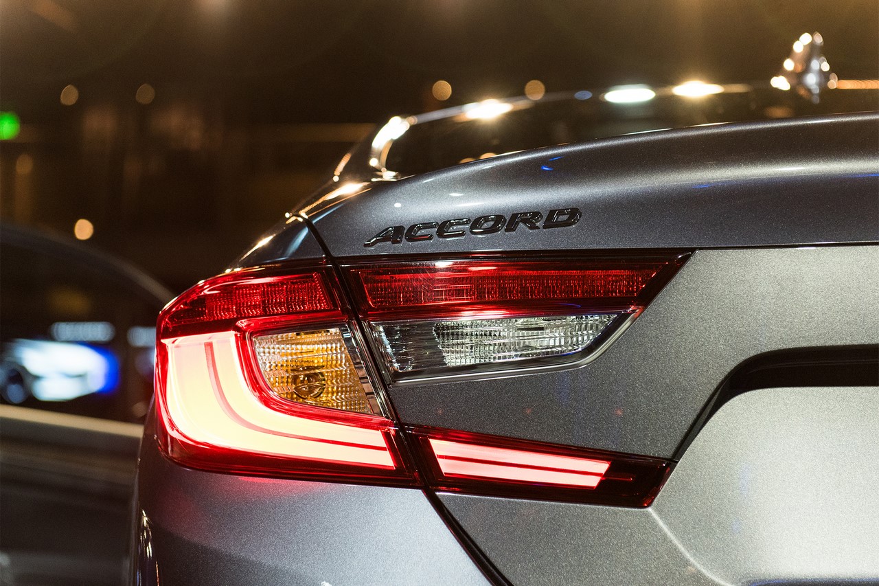 2018 Honda Accord 2.0T Touring tail lamp