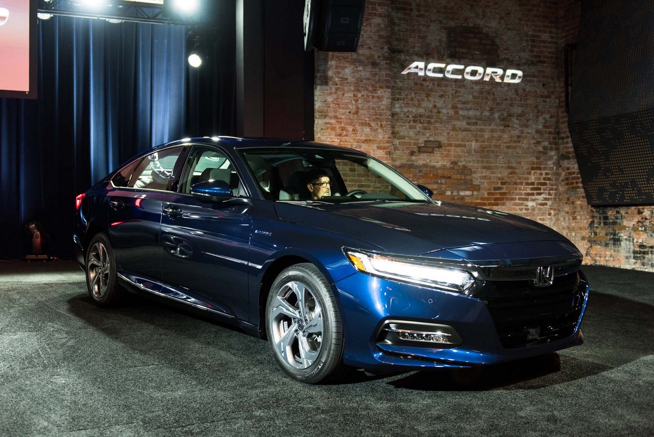 2018 Honda Accord Hybrid front three quarters
