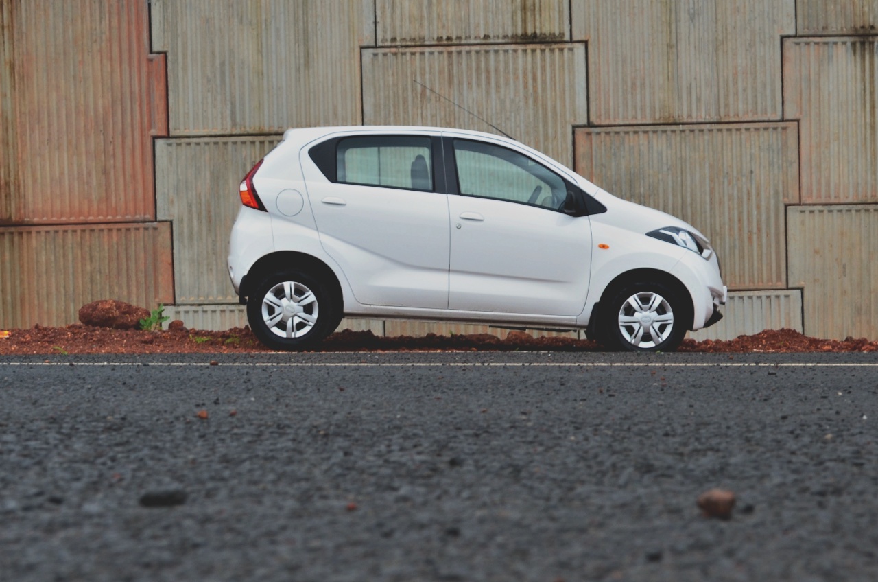 Datsun redi-GO 1.0 Review white side view