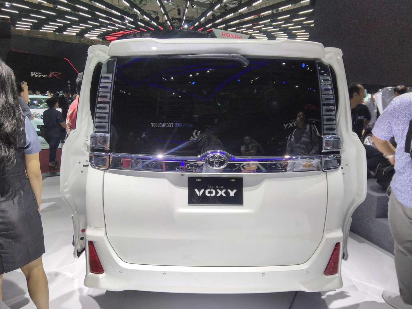 Toyota voxy салон фото