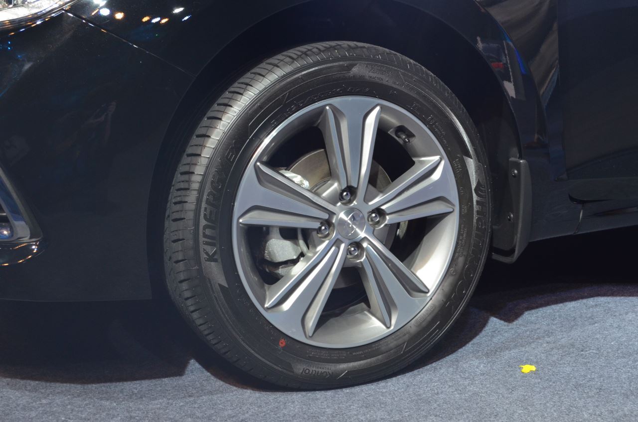 Hyundai Verna 2017 alloy wheels