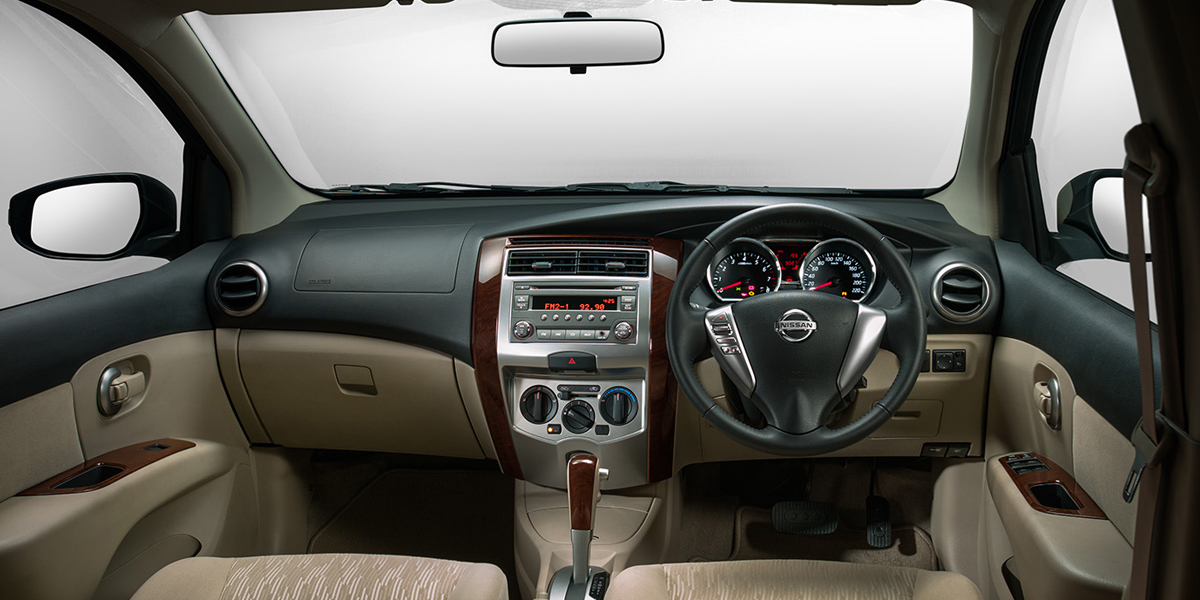 Nissan Grand Livina interior dashboard
