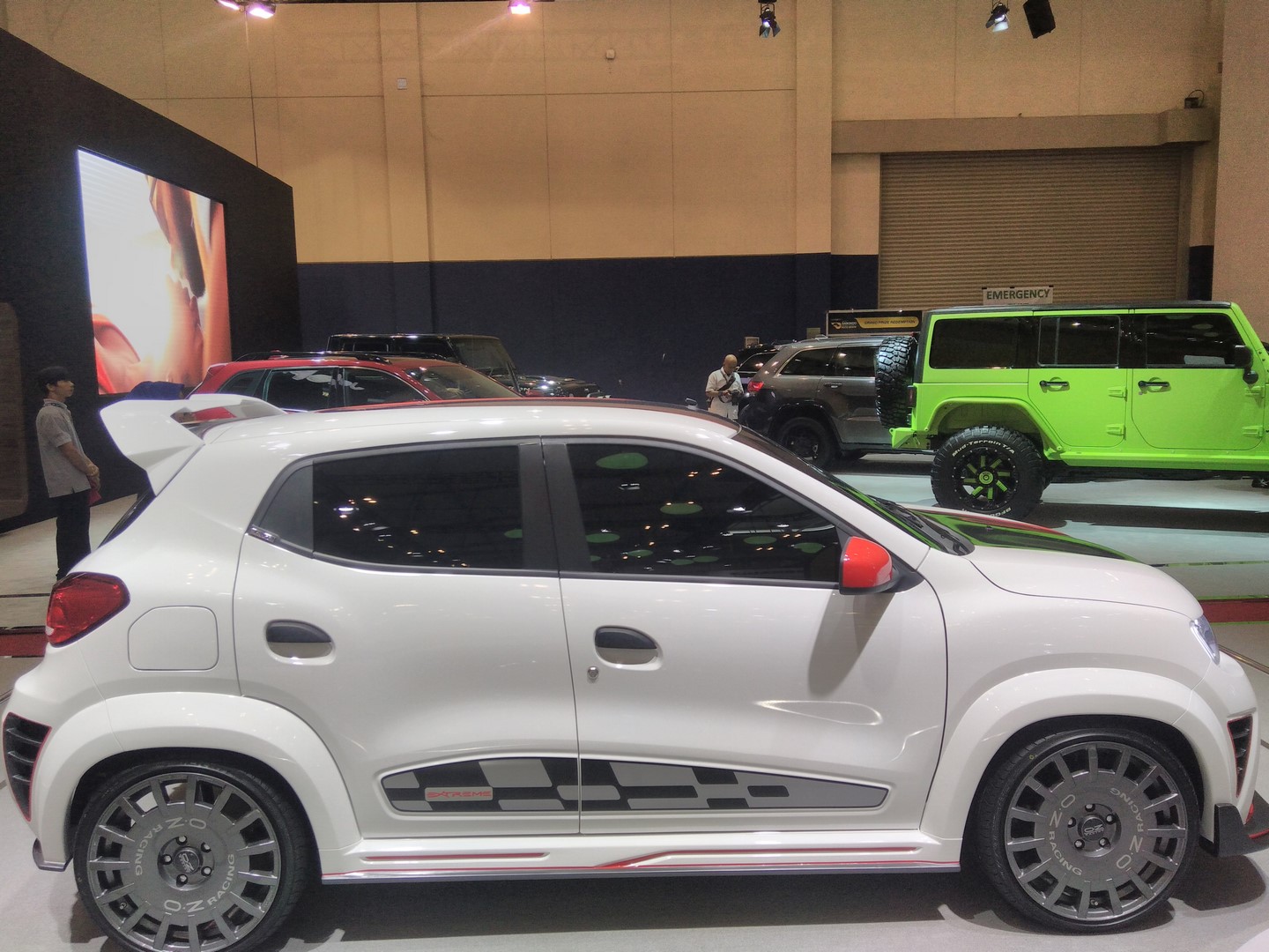 Renault Kwid Extreme at GIIAS 2017 right side view