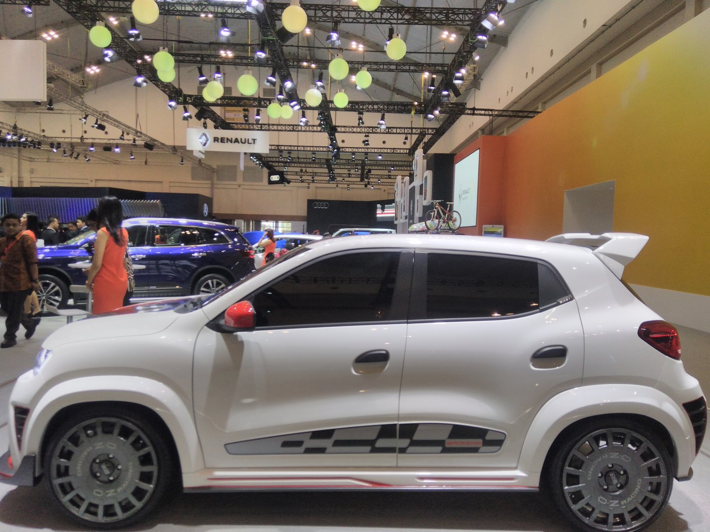 Renault Kwid Extreme at GIIAS 2017 side view