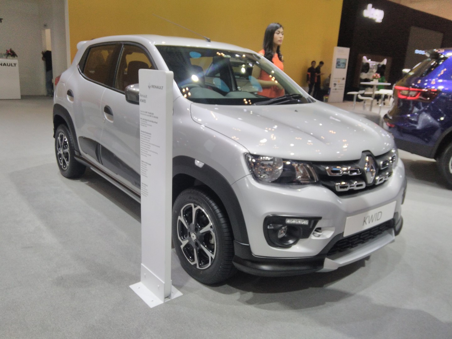 Renault Kwid RXT limited edition front three quarter at the GIIAS 2017
