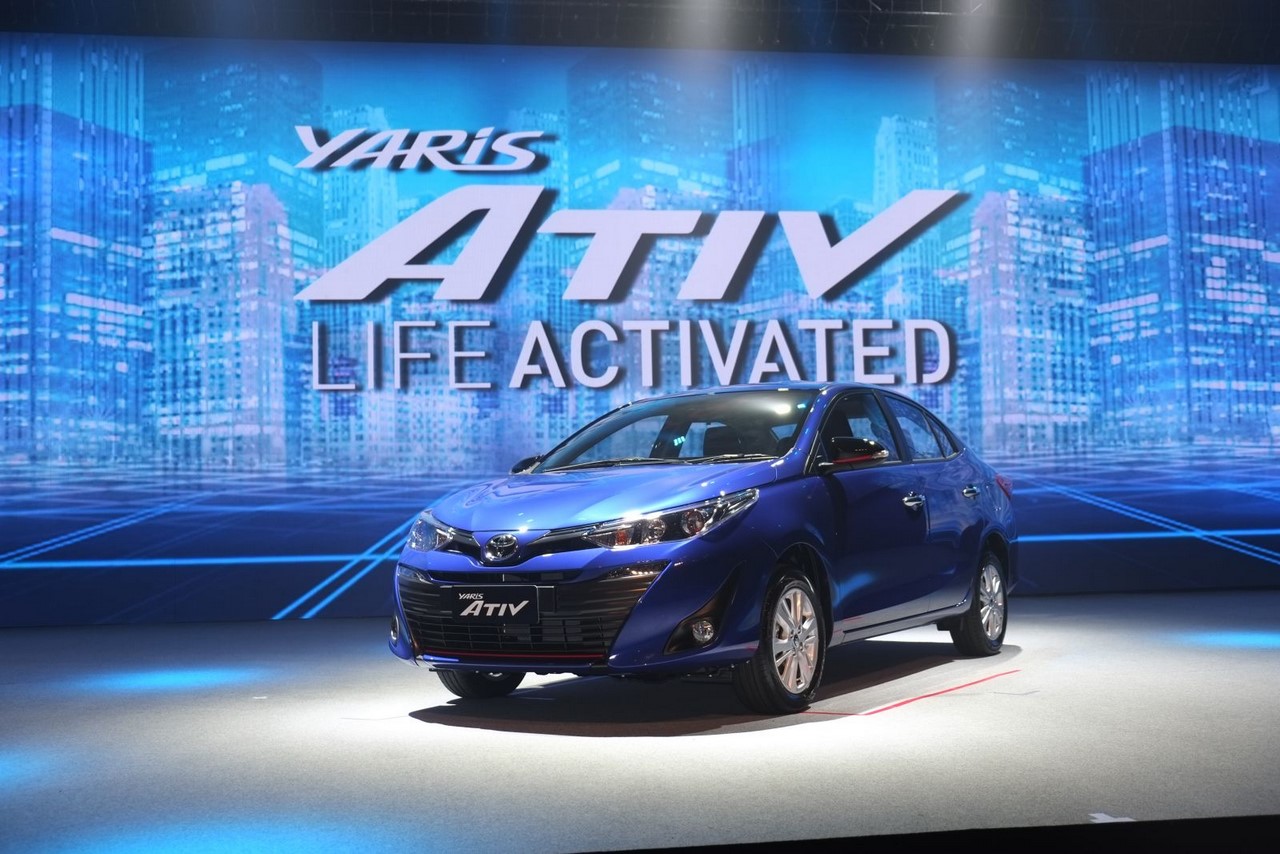 Toyota Yaris ATIV front three quarters left side