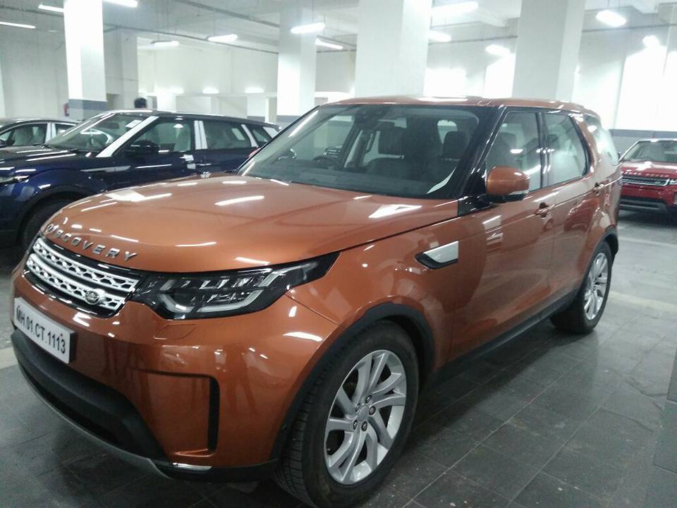 2017 Land Rover Discovery front three quarters left side spy shot