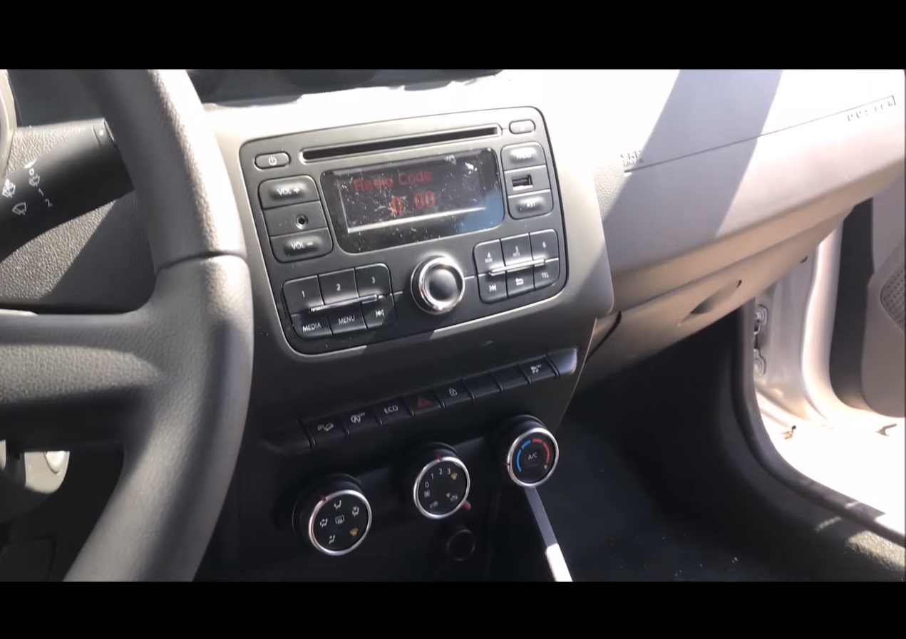 https://img.indianautosblog.com/2017/09/2018-Dacia-Duster-Radio-2-Din-multimedia-system.jpg