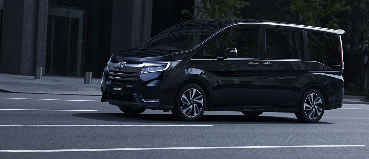 2018 Honda Step WGN Spada (facelift) front three quarters