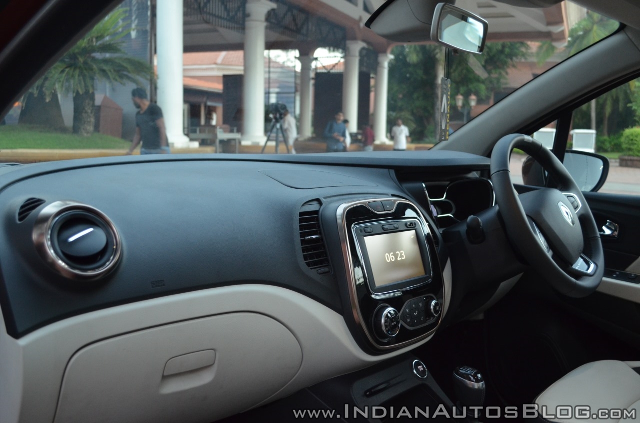 Renault Captur dashboard angle