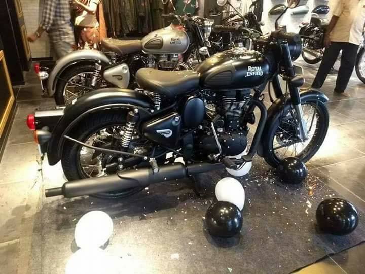 Royal Enfield Classic 500 Stealth Black - In Images