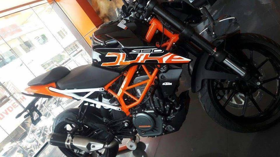 estación de televisión Planificado Suradam 2017 KTM 390 Duke Black colour variant spotted at a dealership
