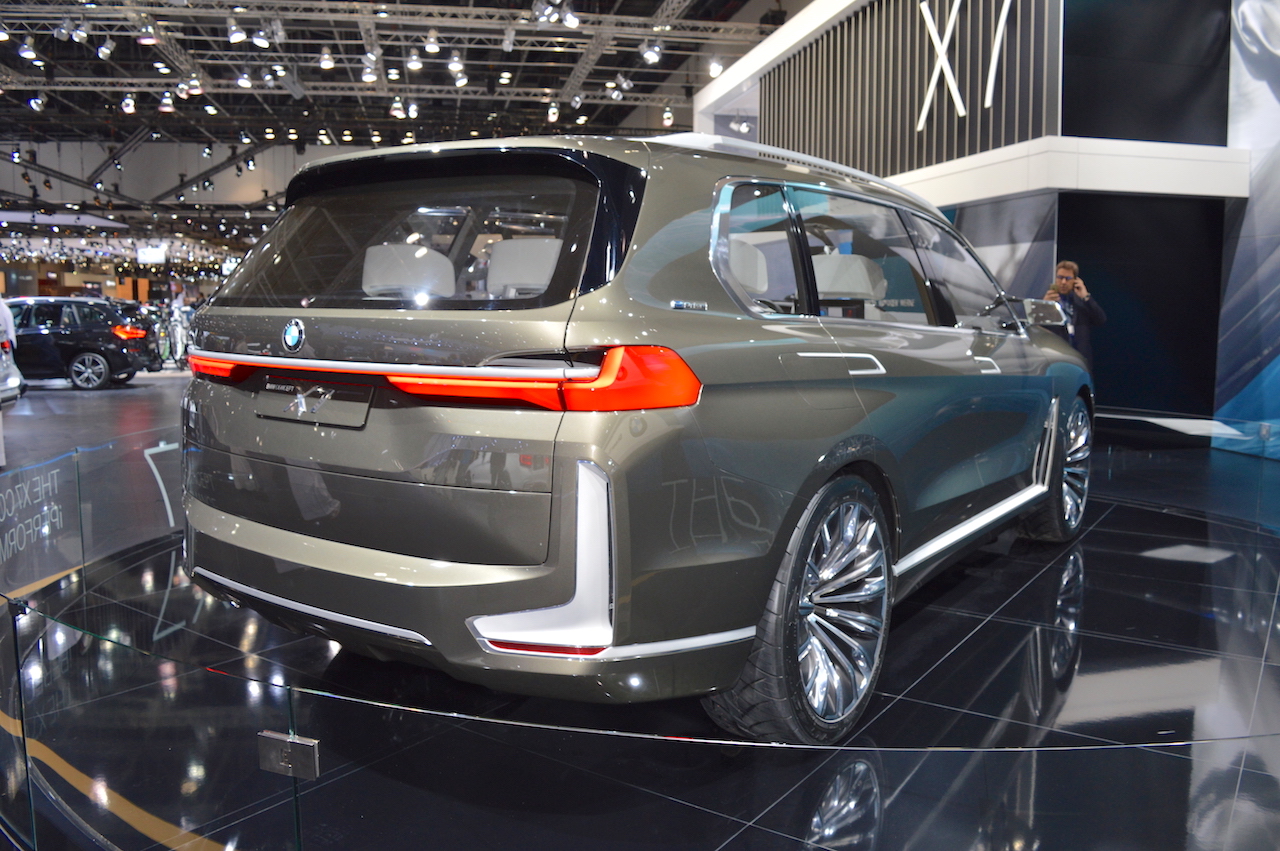 BMW Concept X7 iPerformance rear three quarters right side 