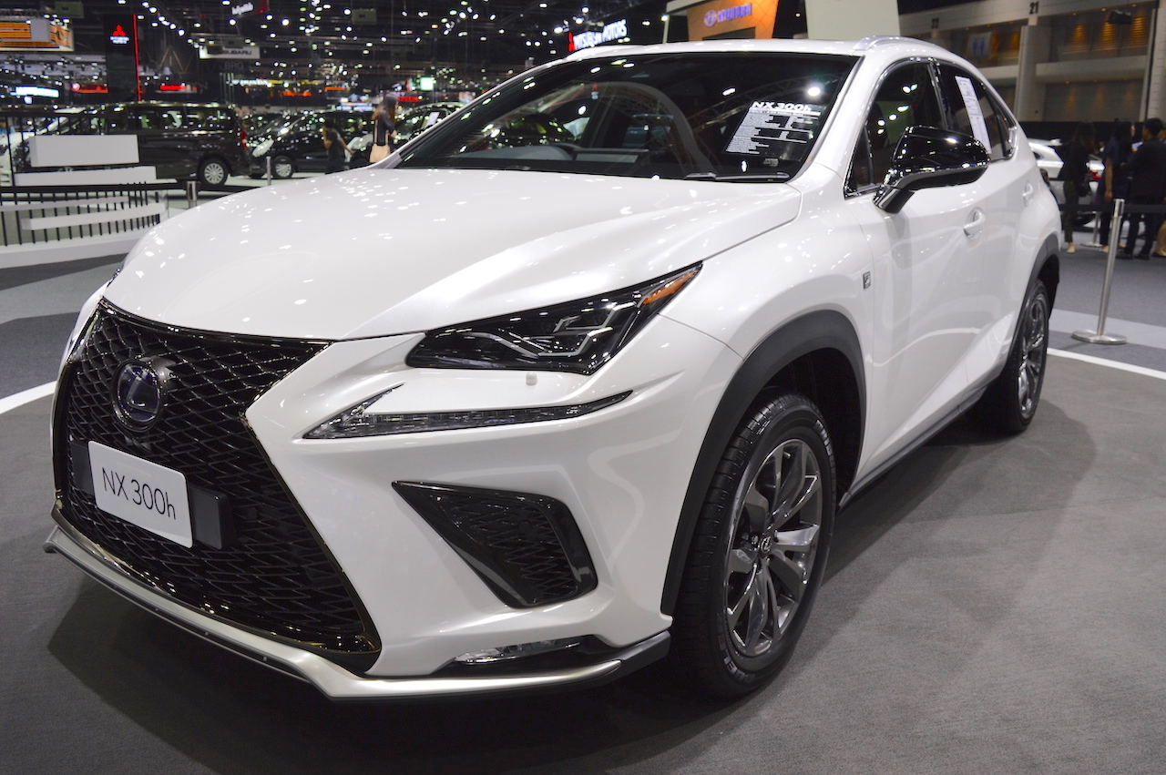 2018 Lexus NX 300h F-Sport front three quarters at 2017 