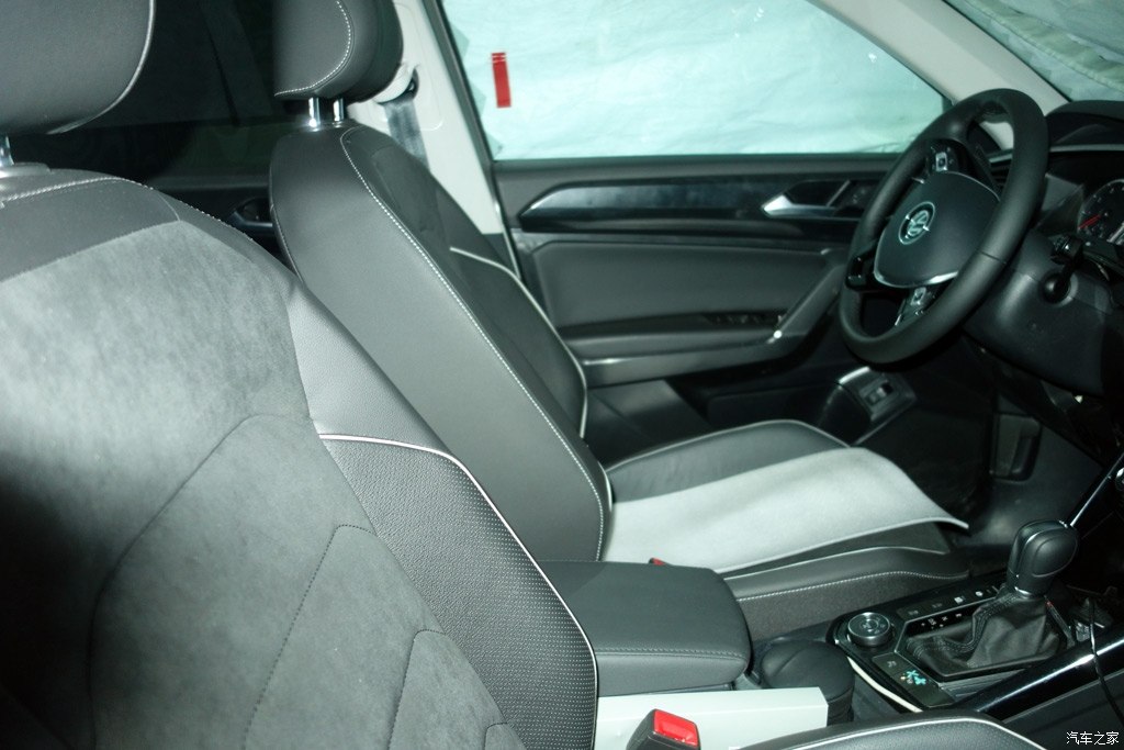 FAW-VW 2018 VW compact SUV interior spy shot