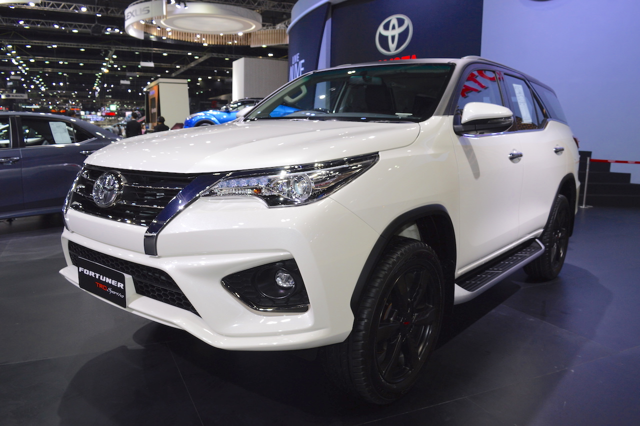 Toyota Fortuner TRD Sportivo front three quarters left side at 2017 Thai Motor Expo