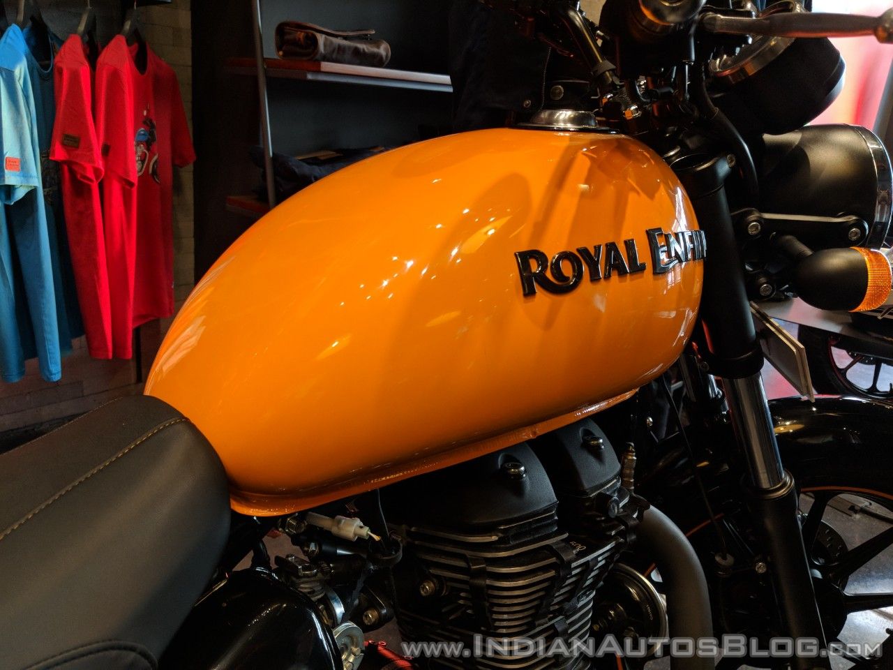 royal-enfield-thunderbird-500x-orange-fuel-tank-india-launch