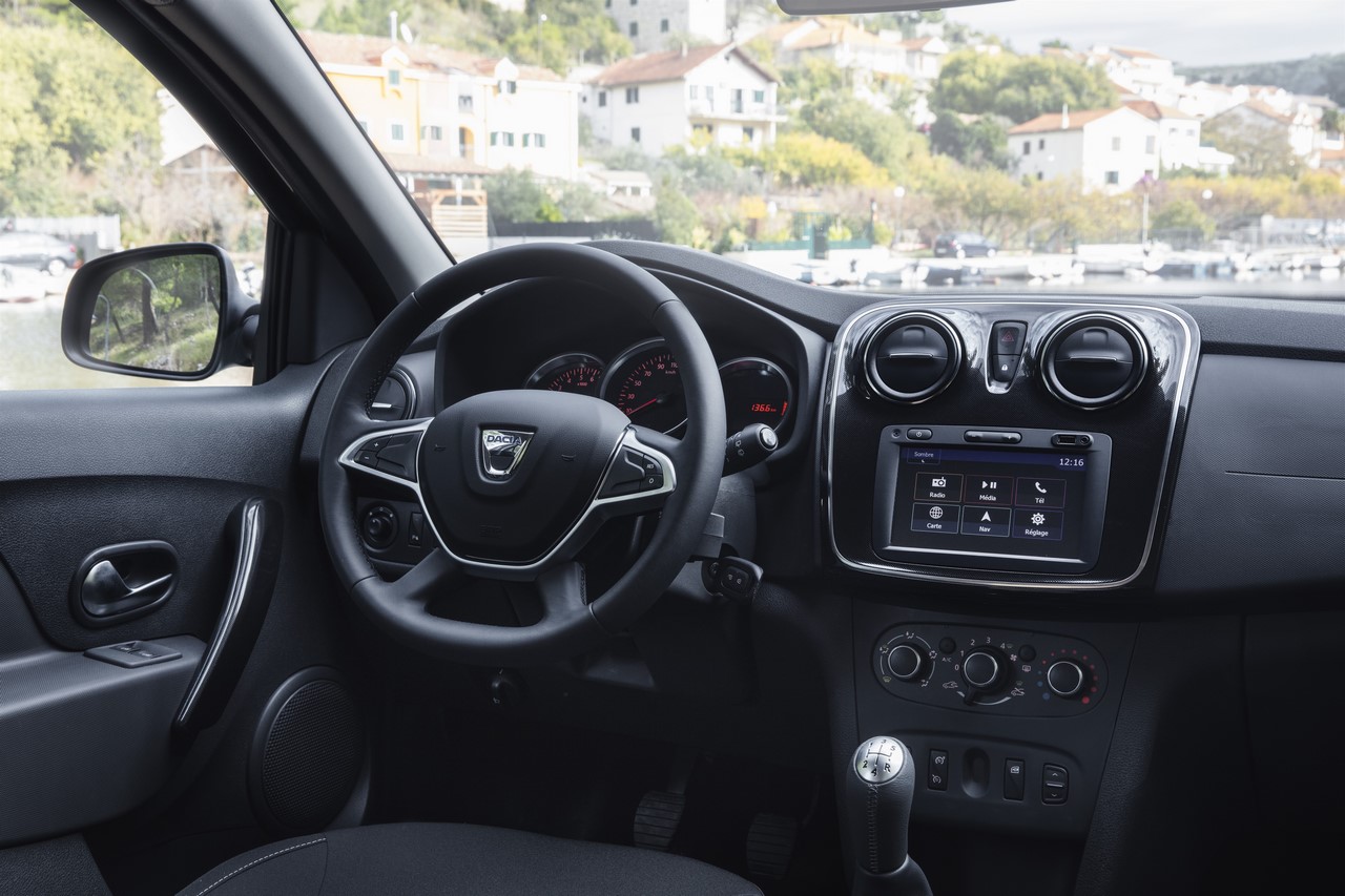 2017 Renault Logan dashboard driverside