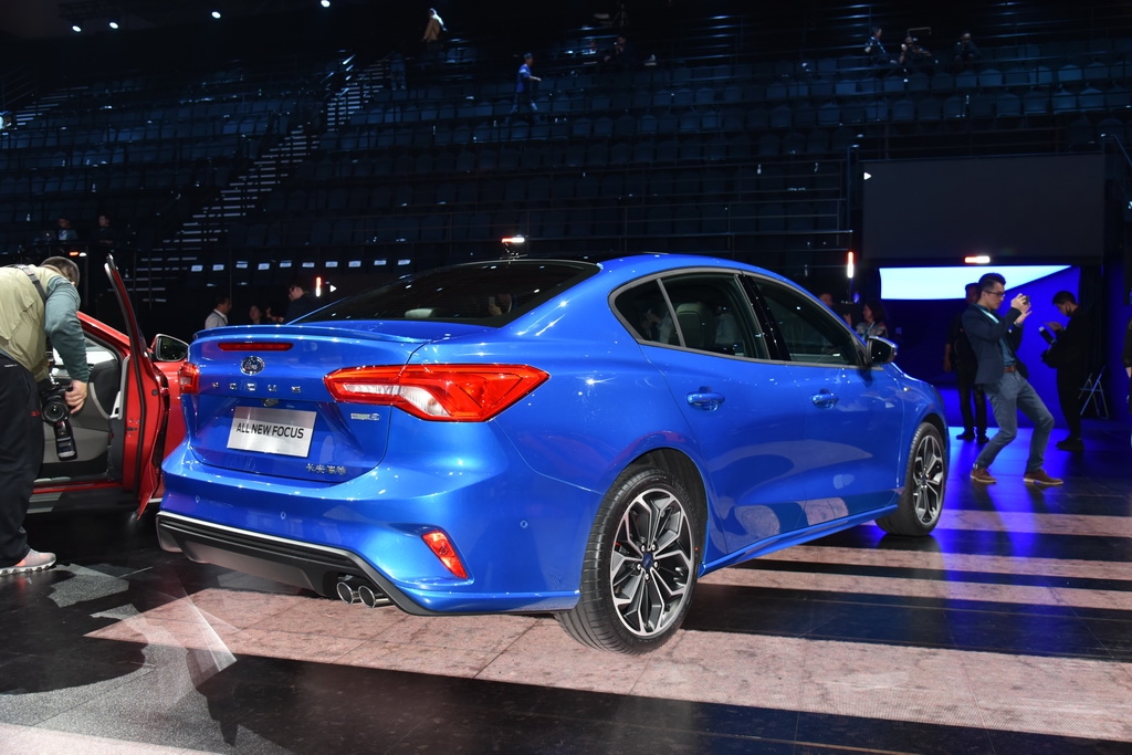 2018 Ford Focus Sedan ST-Line rear three quarters