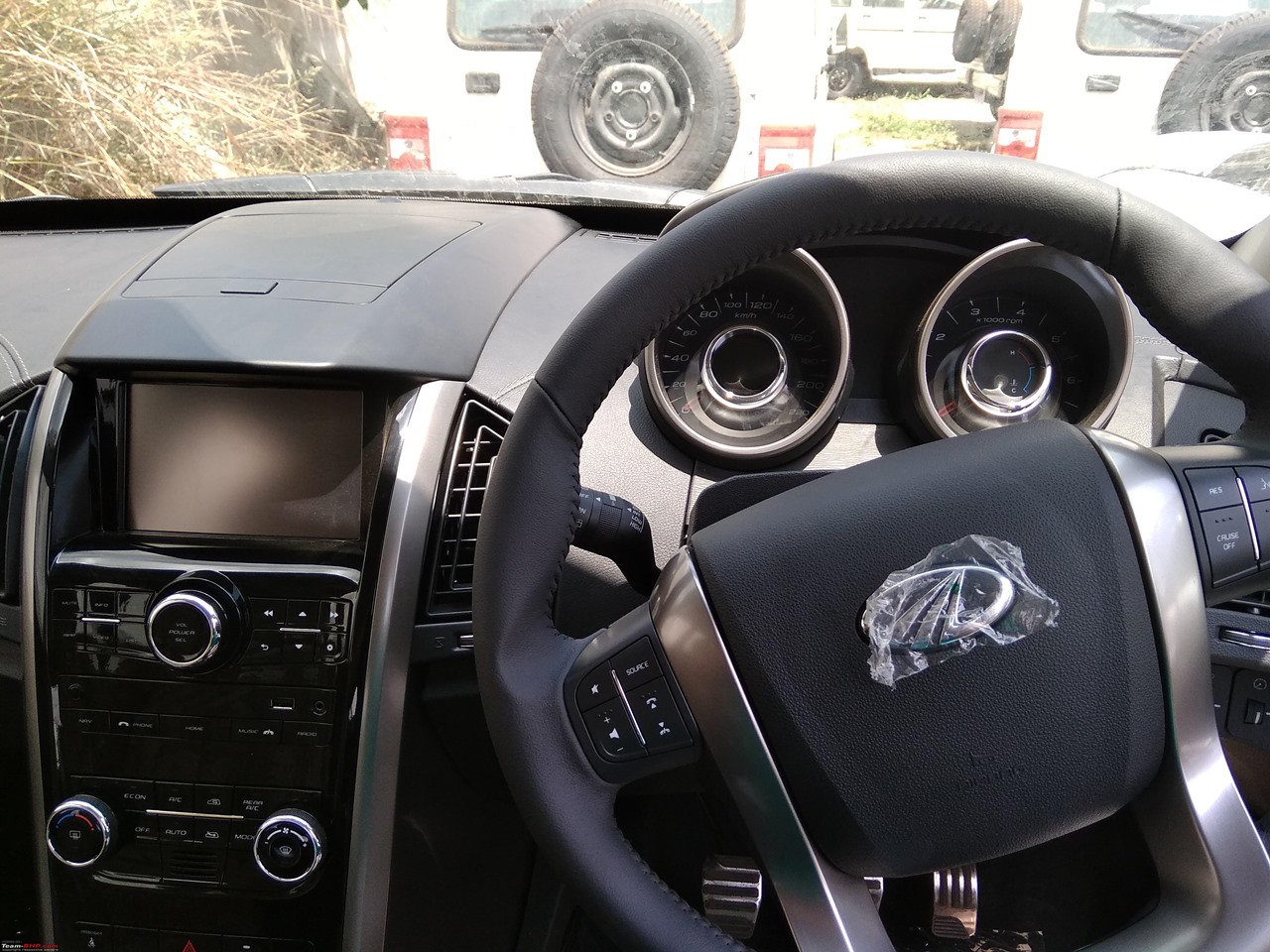2018 Mahindra XUV500 facelift steering and centre console