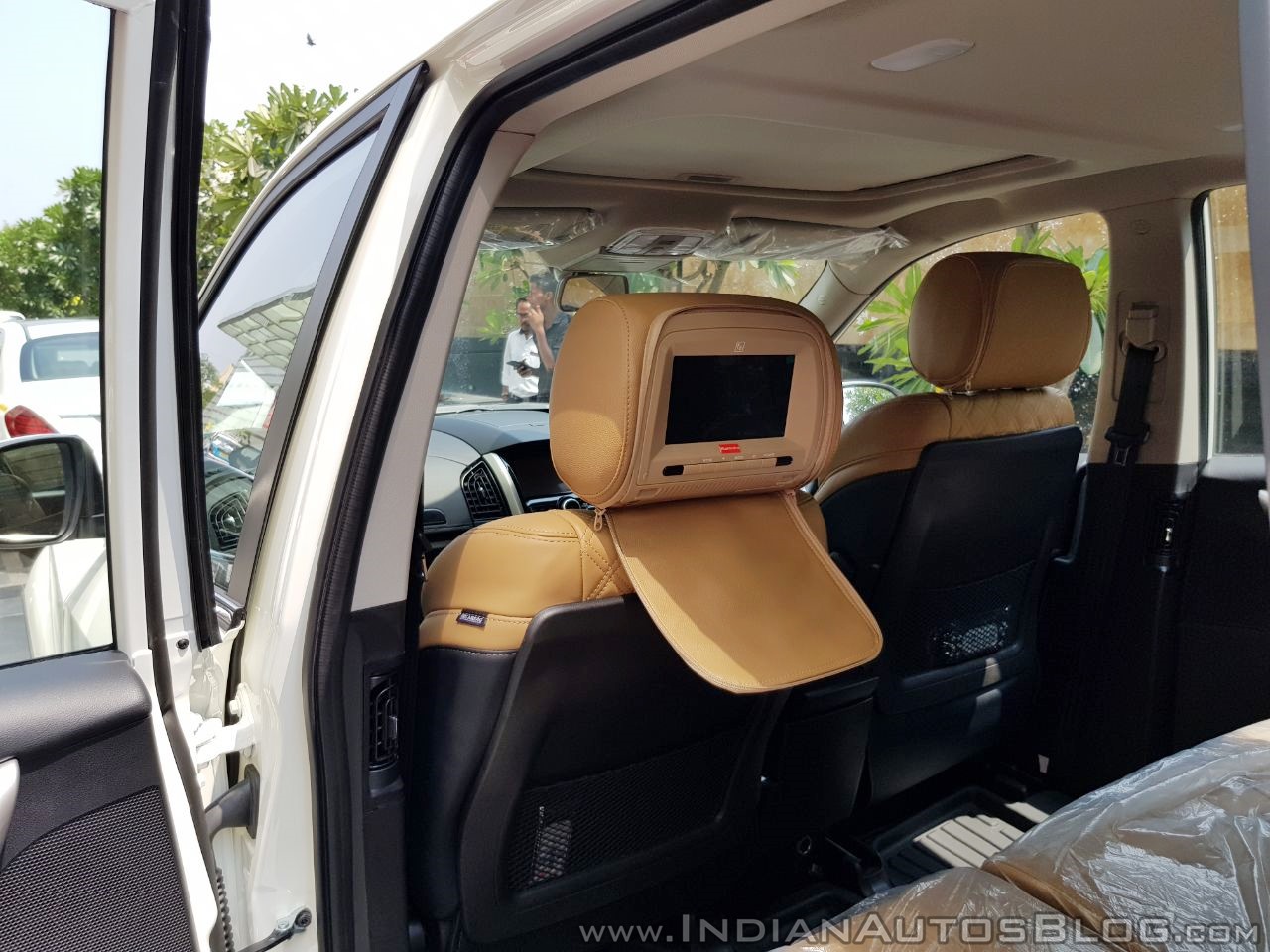 2018 Mahindra XUV500 rear seat infotainment