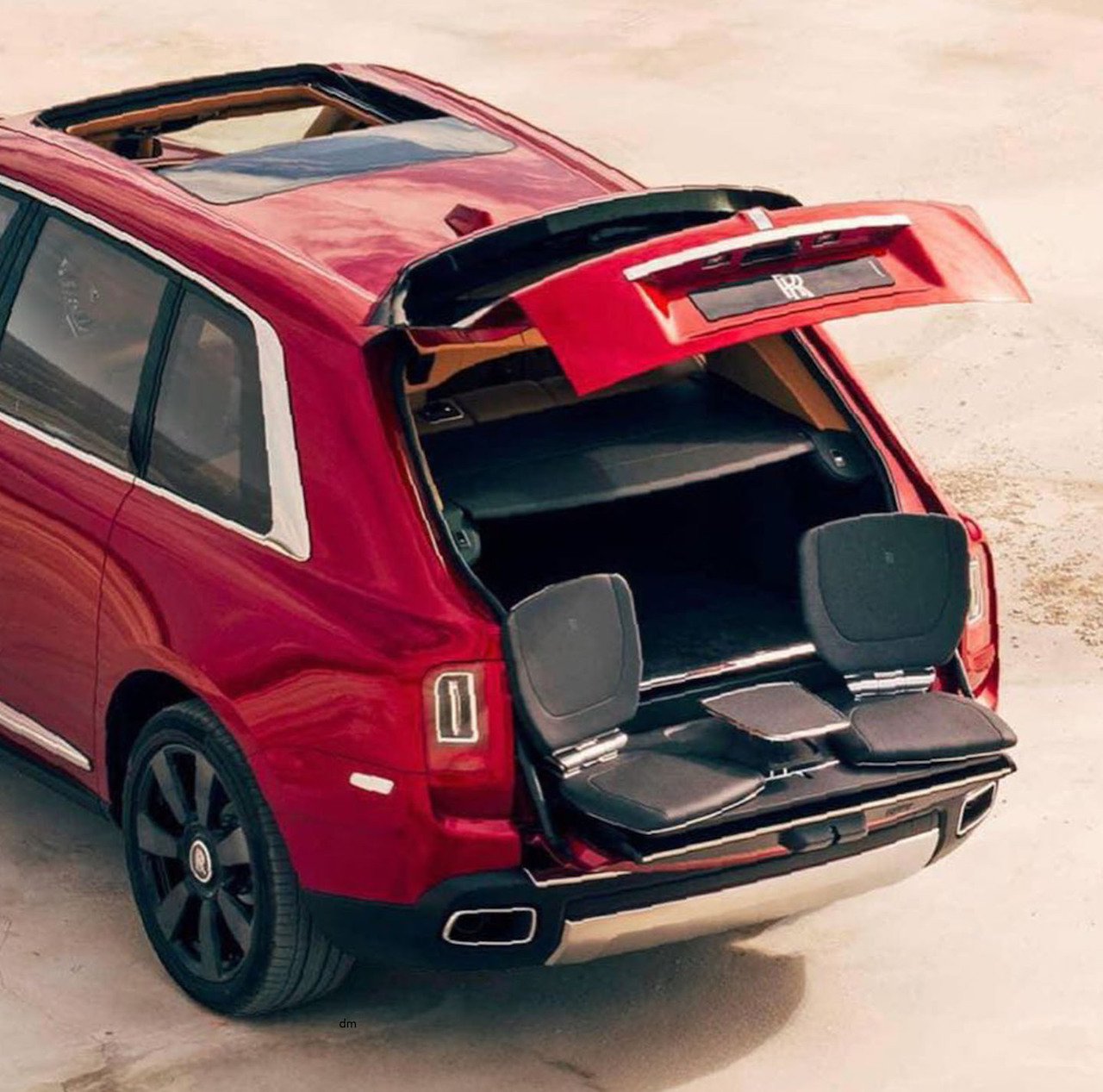 Rolls-Royce Cullinan rear three quarters Viewing Suite 