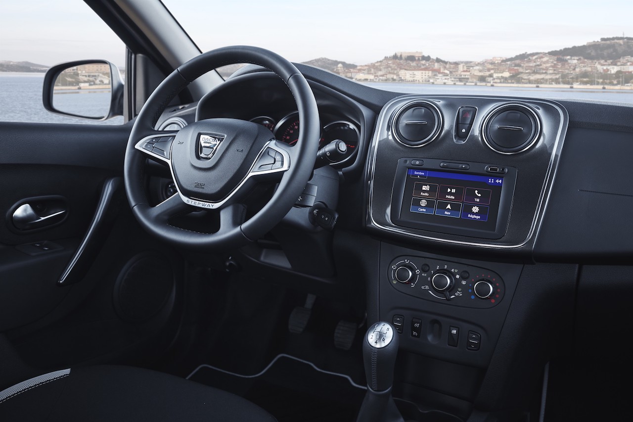 2017 Dacia Sandero Stepway dashboard driver side
