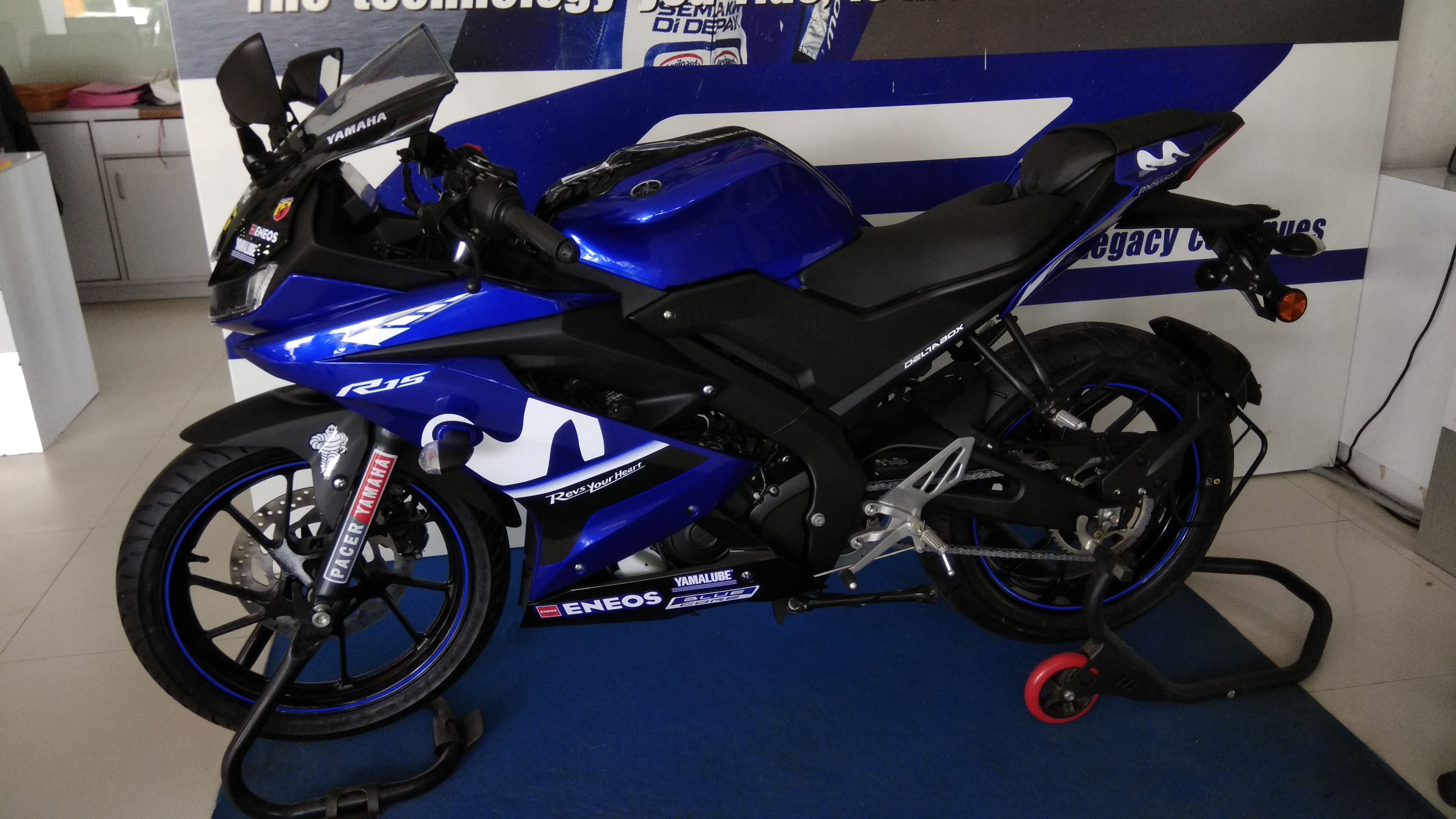 Yamaha R15 V3.0 MotoGP Edition - In 5 Live Images
