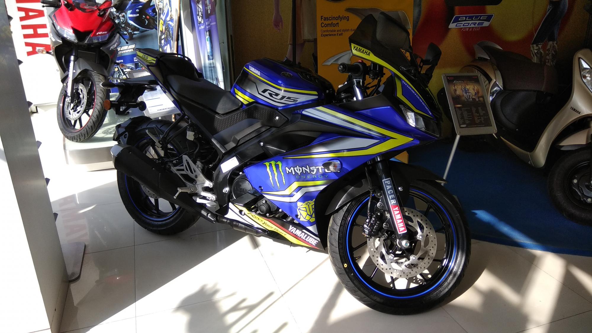 Customised Yamaha R15 V3 0 with graphics kit 8 Live images