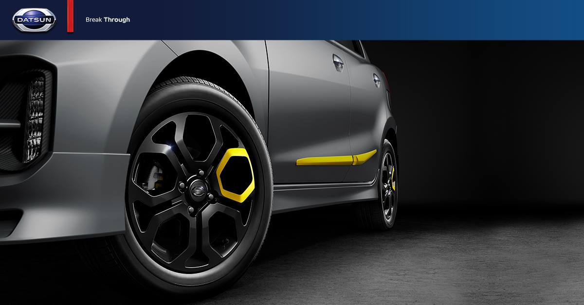 Datsun Go Live Alloy Wheels And Side Moulding