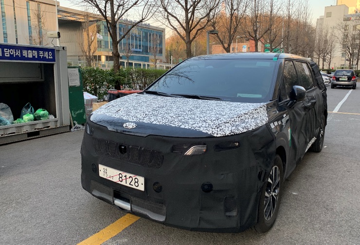 Next-gen 2021 Kia Carnival grille, bumpers and interior leaked