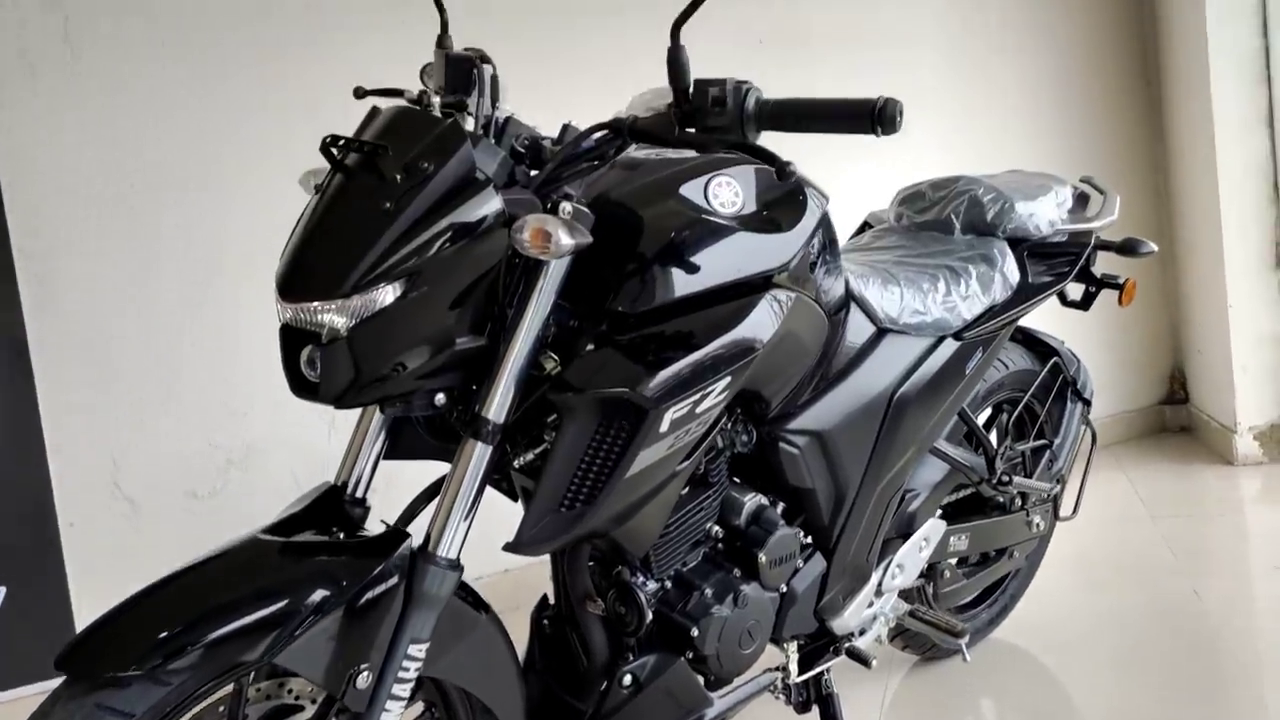 New BS6 Yamaha FZ 25 detailed in a walkaround video at a dealership