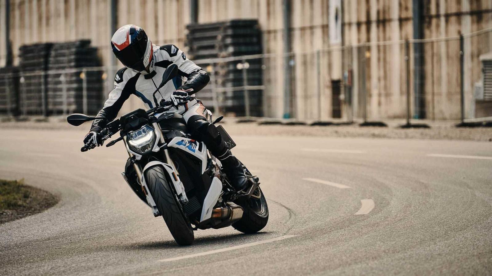 2021 BMW S 1000 R unveiled, loses weight, ditches 