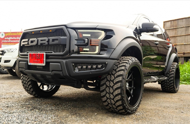 Modified Ford Endeavour with Ford F-150 Raptor Body Kit Looks Wicked