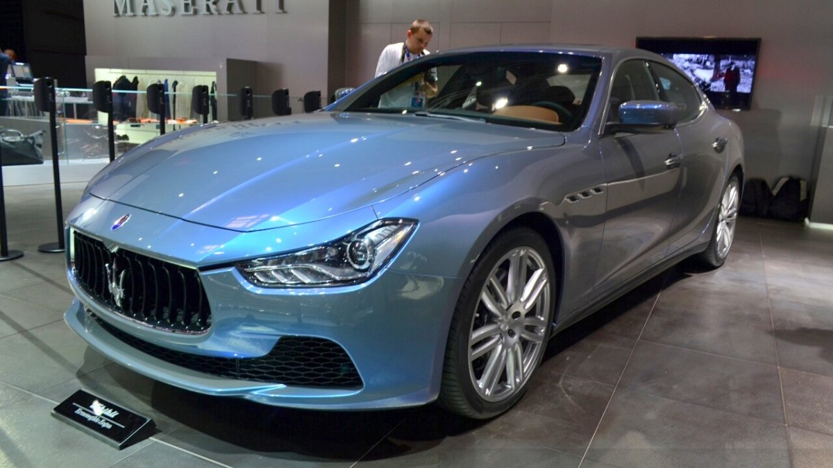Maserati Ghibli Interior Layout & Technology | Top Gear