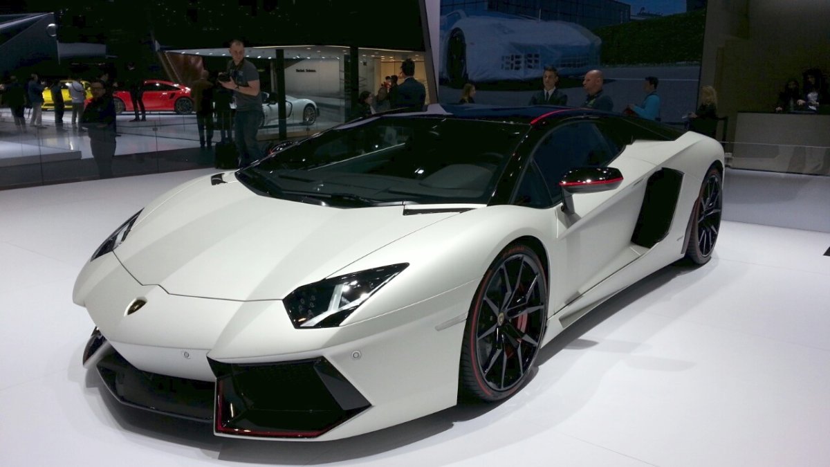 Lamborghini Aventador Pirelli Edition - 2015 Geneva Live