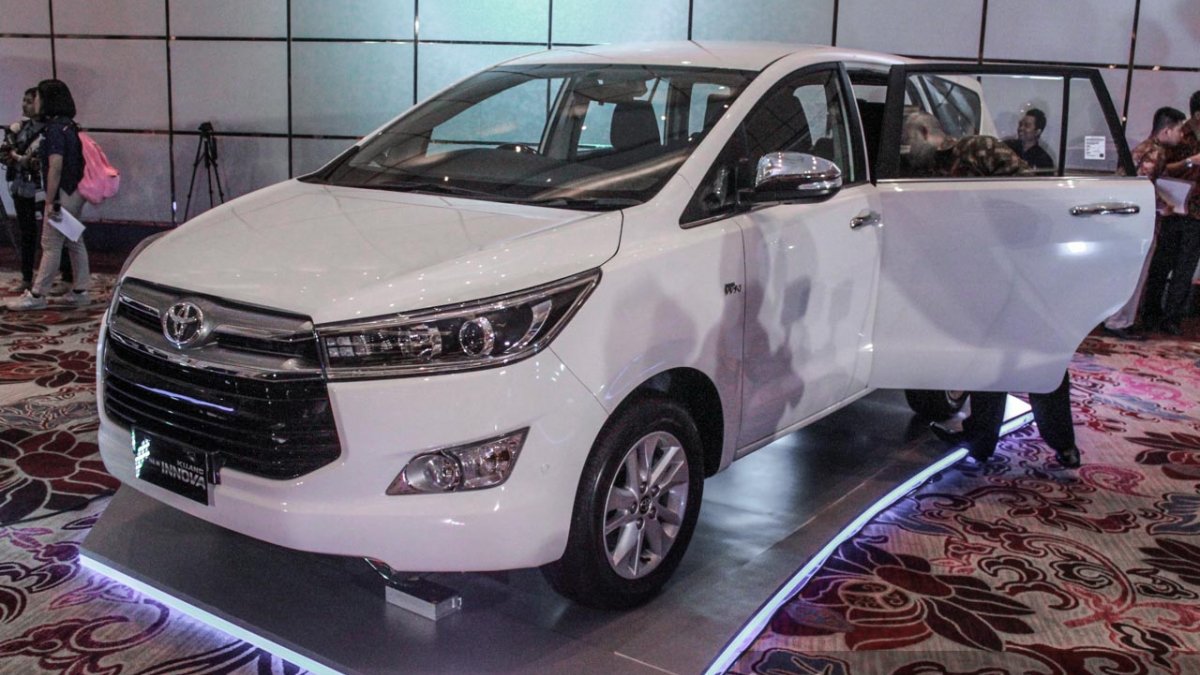 innova car white