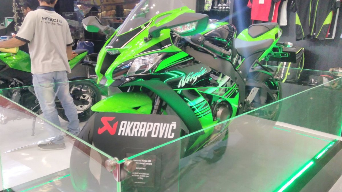 2017 Kawasaki Ninja ZX10-R with Akrapovic Exhaust &ndash