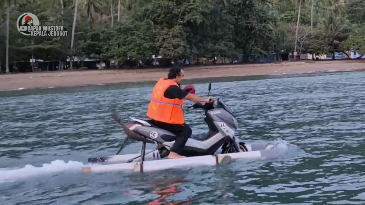 Yamaha NMax maxi-scooter modified into a jet ski [Video]