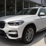 2018 BMW X3 Mineral White front seats
