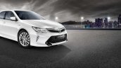 2015 Toyota Camry front quarter official image