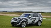 2017 Land Rover Discovery front three quarters (camouflaged)